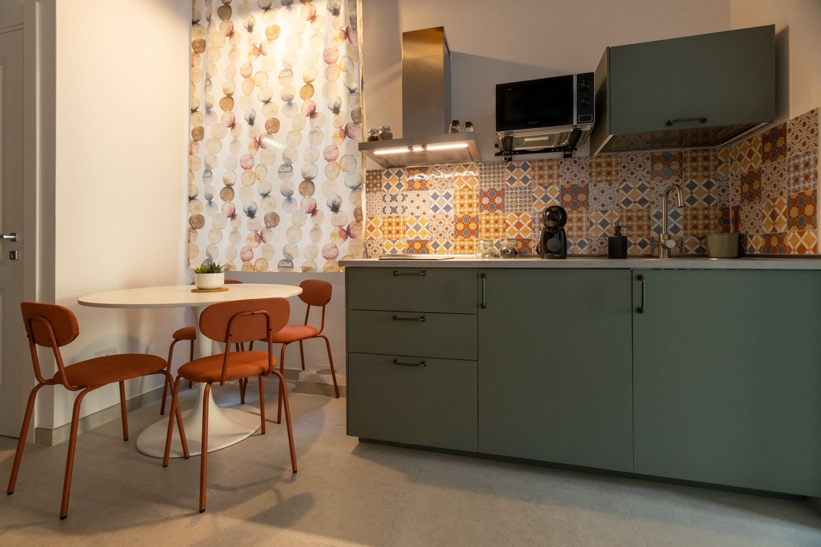 Cucina e tavolo della Pigna Verde