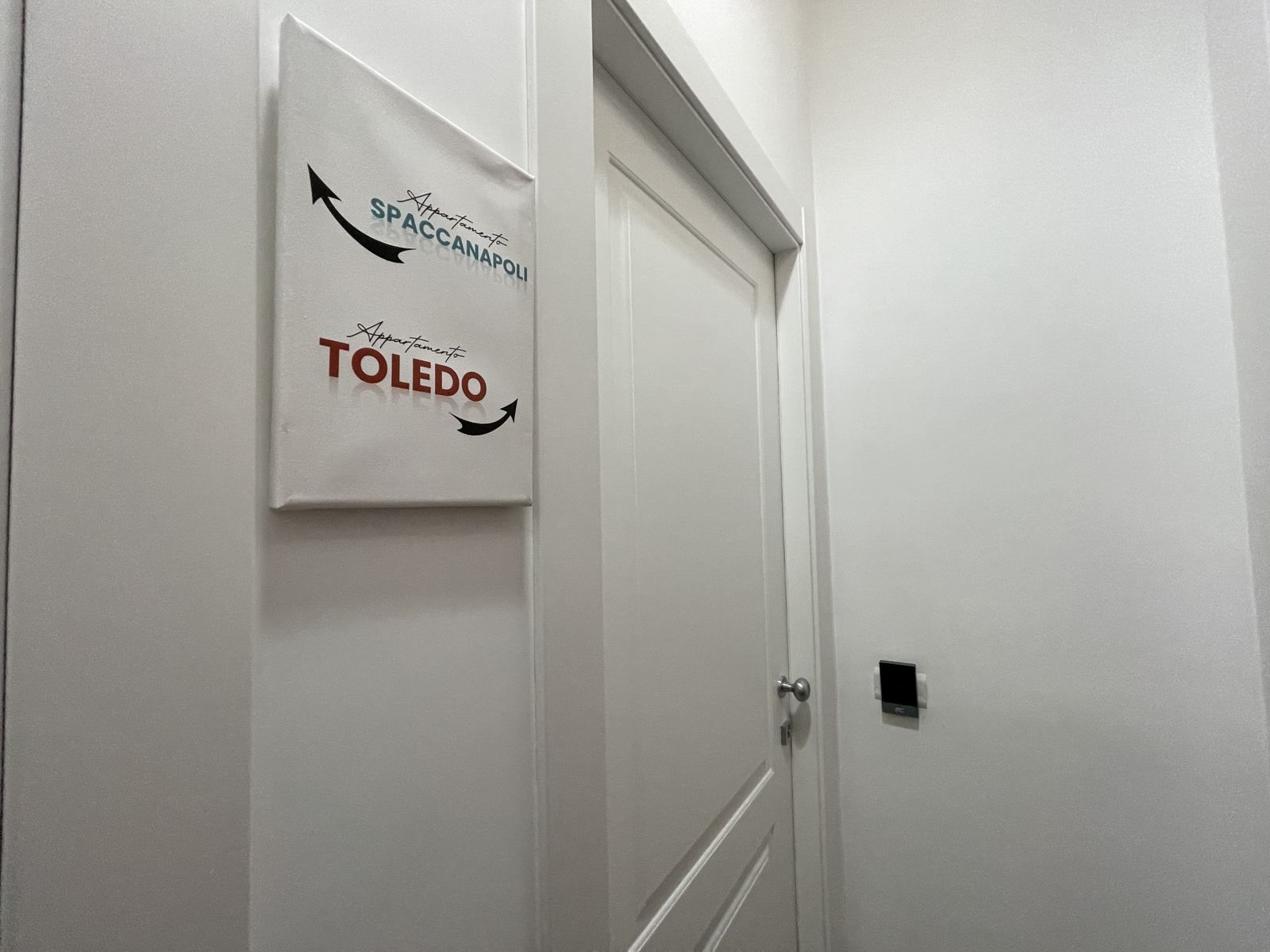 L’ingresso del Pigna Relais, con il cartello che indica le due porte