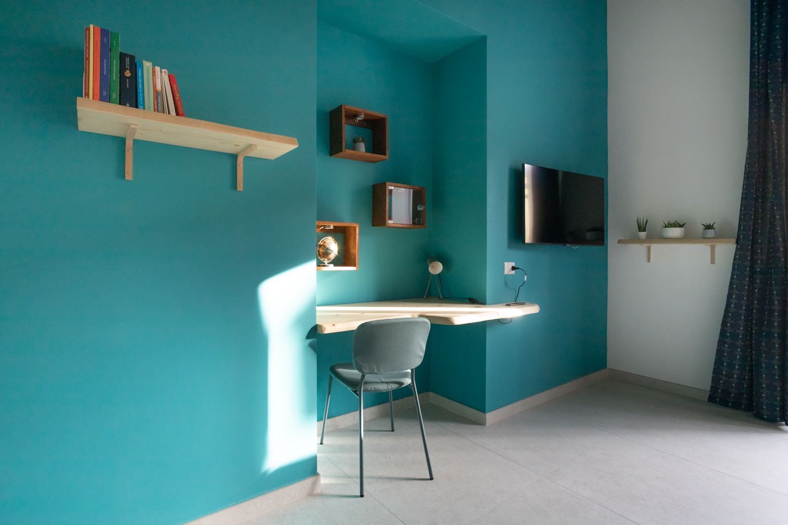 Angolo studio sulla parete turchese della Pigna Verde