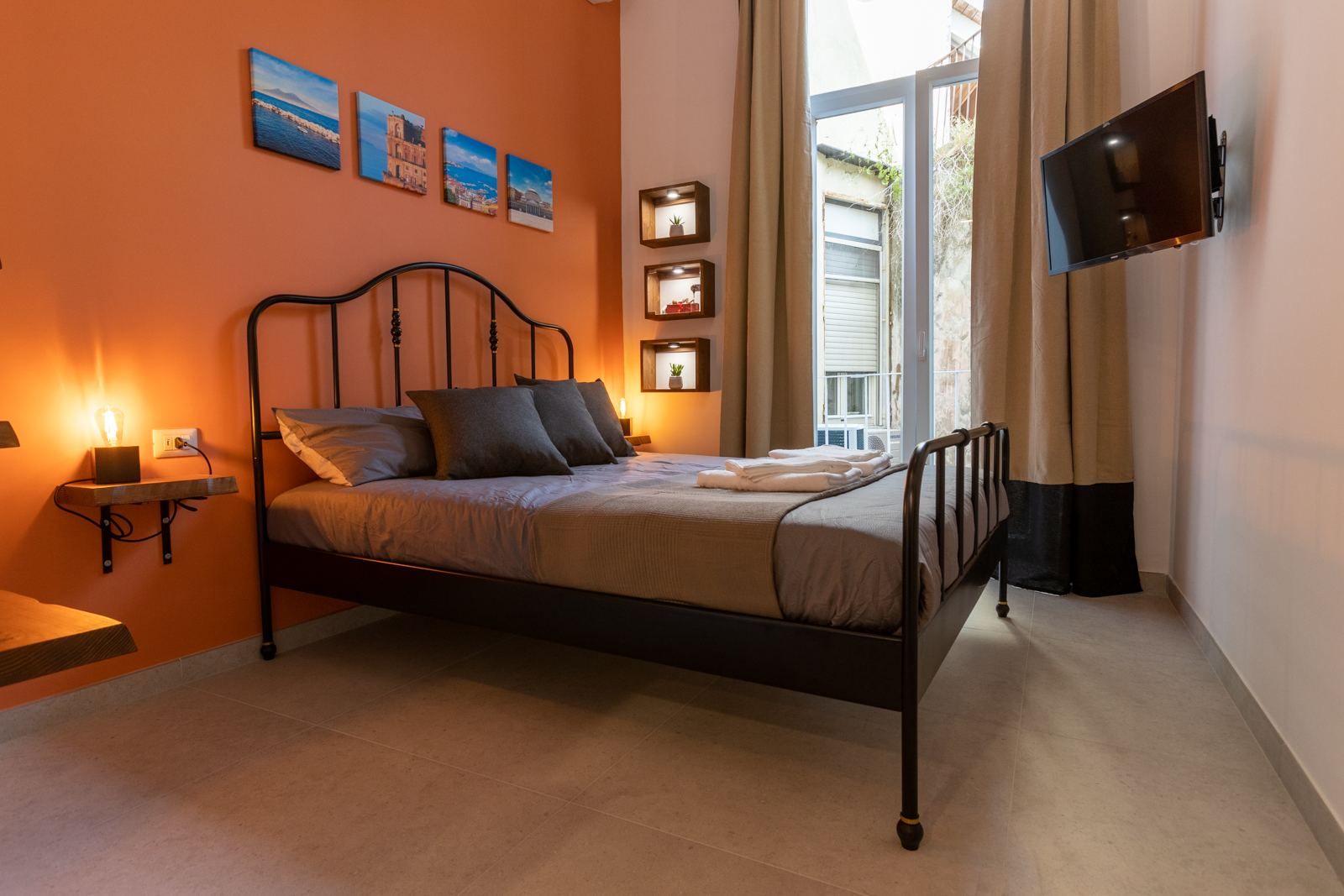 Camera con letto in ferro battuto
